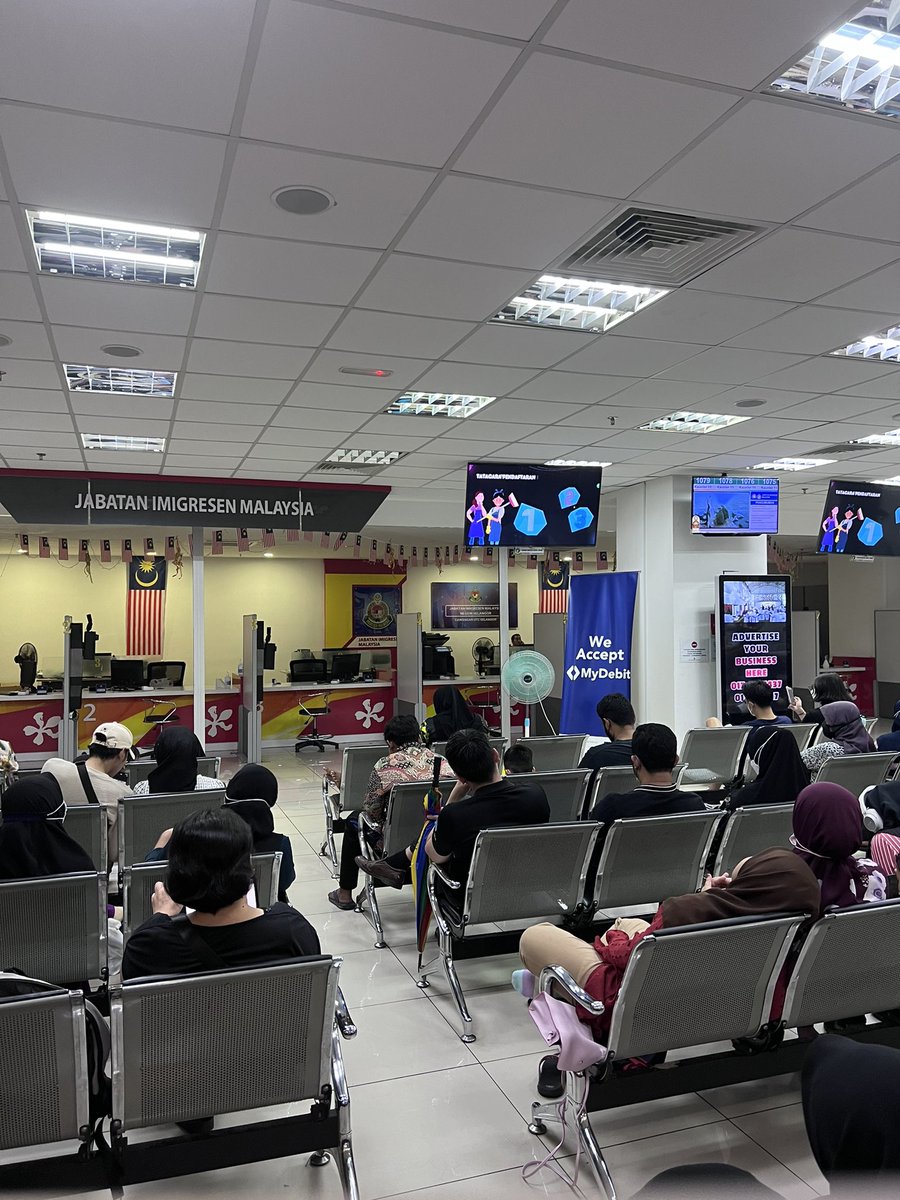 La_FarEast's tweet photo. Jam 2.04pm. Pejabat imigresen, Utc shah alam. Maybe depa pakai jam ikut suka hati😂 https://t.co/uNzSU7Lt1U