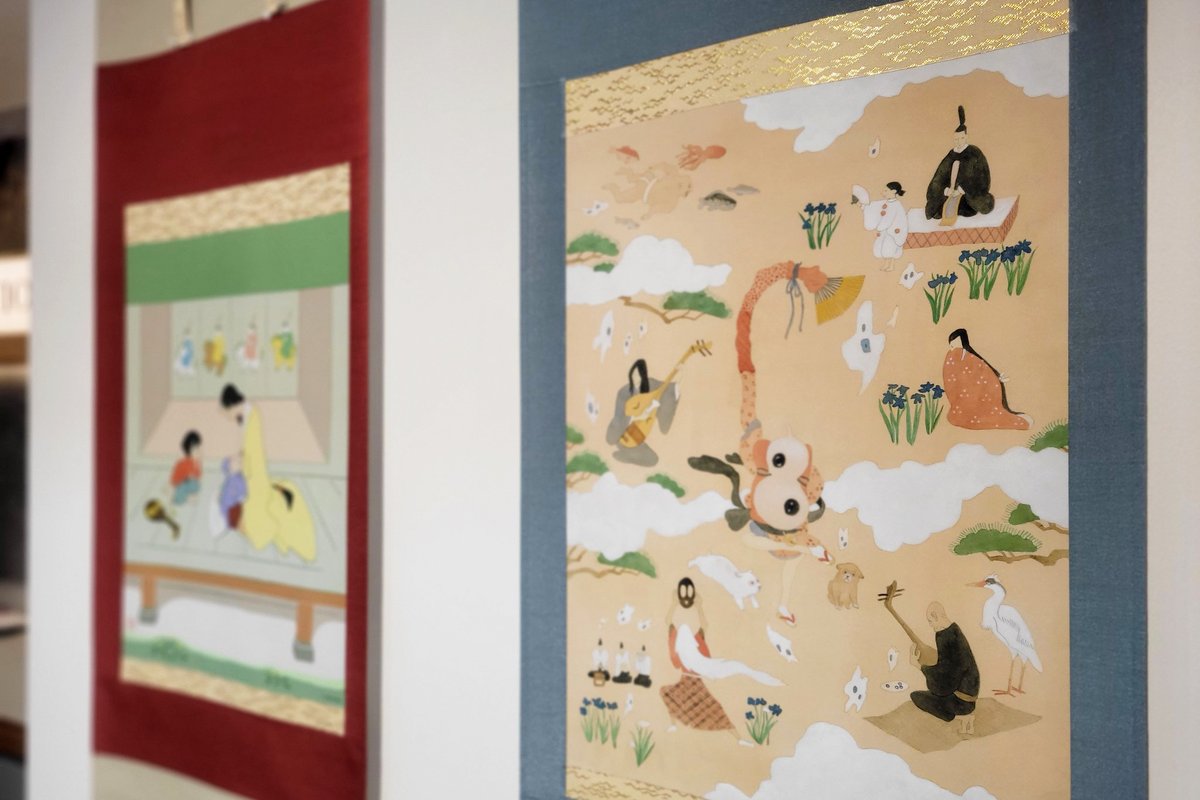 掛け軸は錦や京友禅を用い、職人が一点一点手仕上げしたもの。その