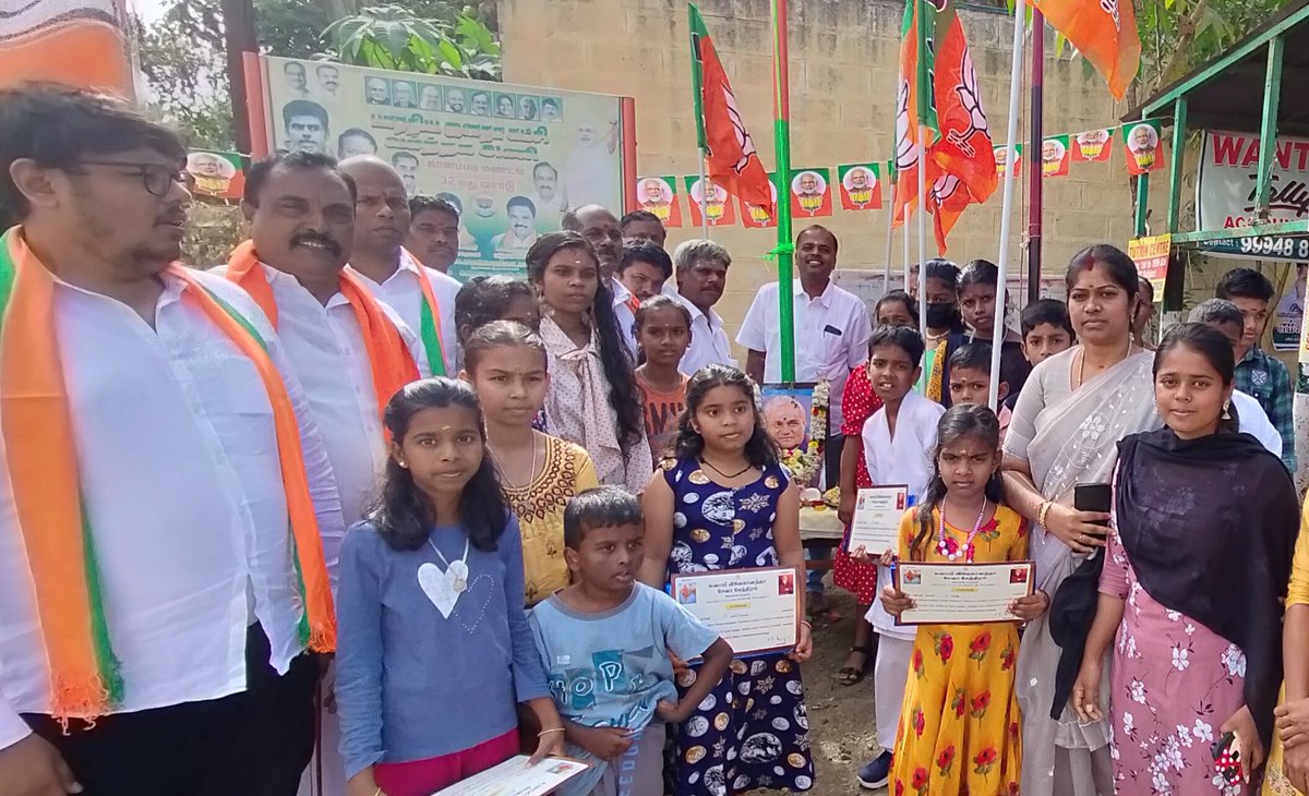 AkshathaR_'s tweet photo. சுவாமி விவேகானந்தா சேவா கேந்திரம் கோவை மாநகர் சார்பாக நடைபெற்ற "ஹிந்து தர்ம பண்பாடு பயிற்சி" வகுப்பில் கலந்து கொண்டமைக்காக அளித்த சான்றிதழ்கள் மாண்புமிகு திரு. வாஜ்பாய் அவர்கள் பிறந்தநாளன்று மாணவர்களுக்கு வழங்கப்பட்டது.
💐🙏 https://t.co/hTDeWxeFtG