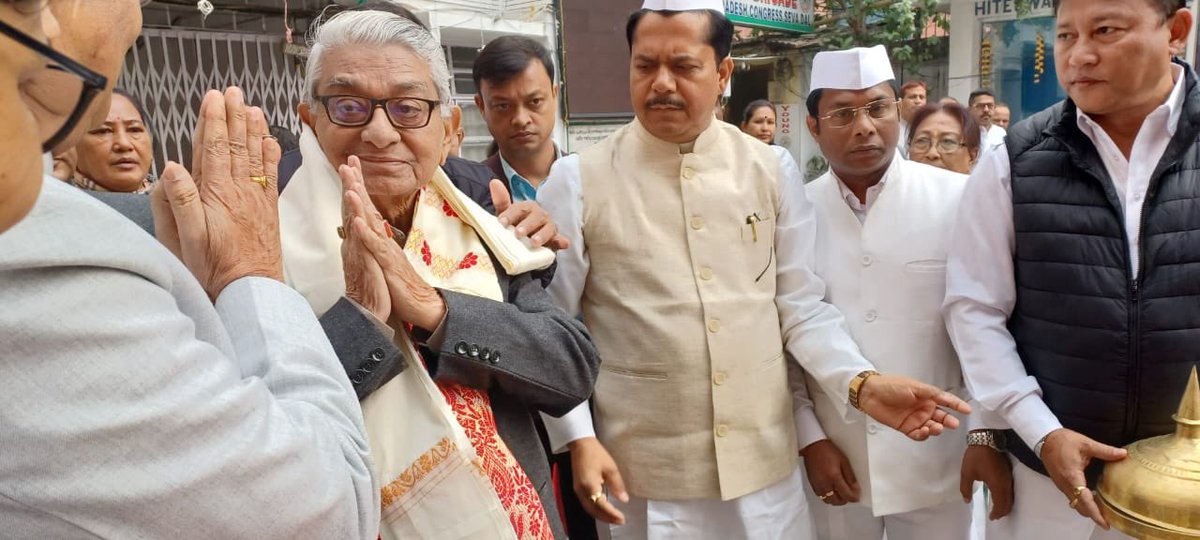 BhupenKBorah's tweet photo. ভাৰতীয় জাতীয় কংগ্ৰেছ দলৰ ১৩৮ ত্বম প্ৰতিষ্ঠা দিৱসৰ উপলক্ষে ৰাজীৱ ভৱনত দলীয় সতীৰ্থ সকলৰ উপস্থিতিত পতাকা উত্তোলনৰ স্থানতে কংগ্ৰেছ নেতা,প্ৰাক্তন মন্ত্ৰী,অসম প্ৰদেশ কংগ্ৰেছৰ কোষাধক্ষ্য,৮৬ বছৰ গৰকা আজীৱন কংগ্ৰেছী শ্ৰীযুত শৰৎ বৰকটকী দেৱক গামোচা,শৰাই,চেলেং আৰু জাপিৰে সম্বৰ্ধনা জনাওঁ ! https://t.co/e3KHwDWwnM