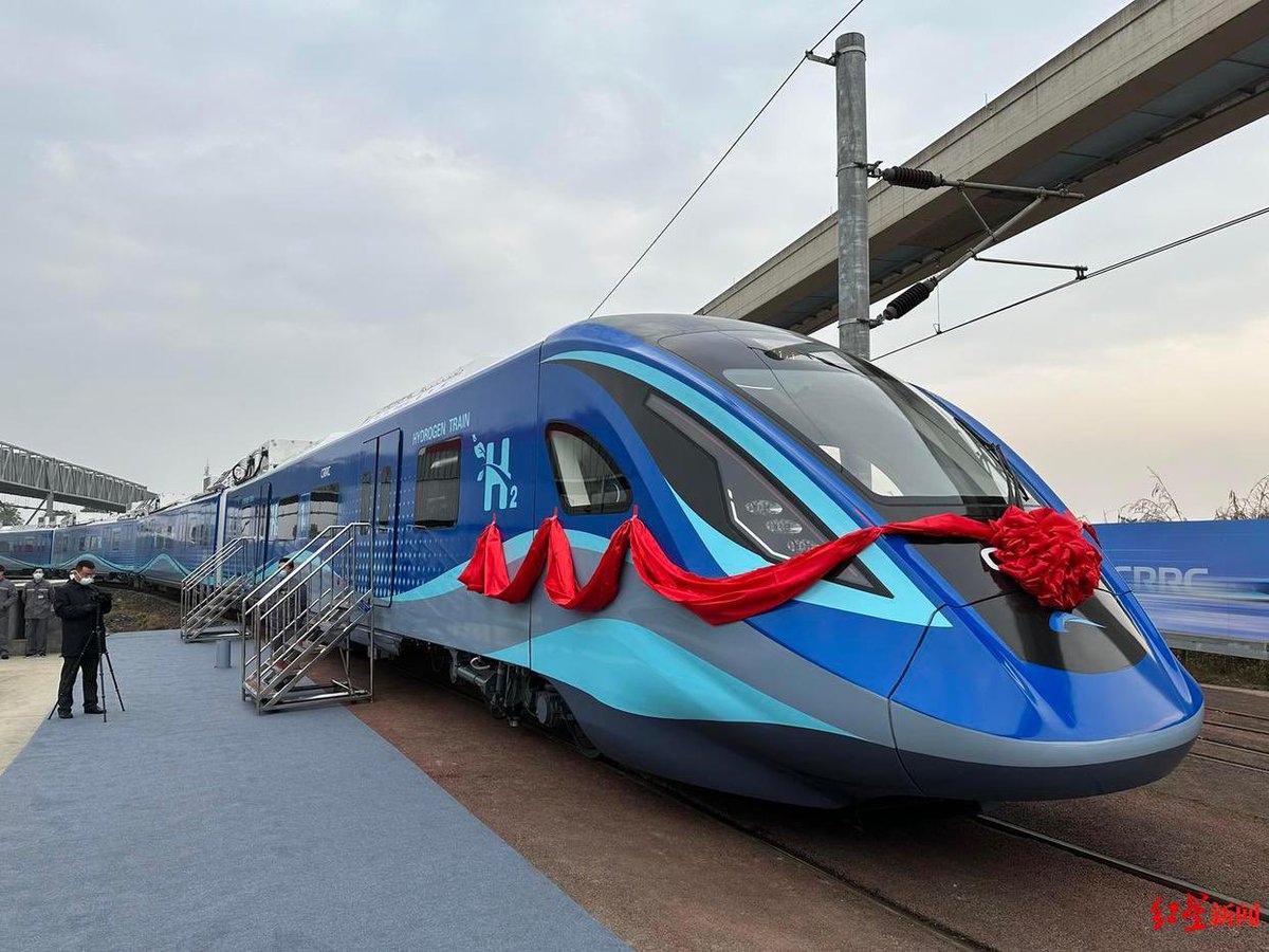 Dec.28, a city train powered by hydrogen was received in Chengdu with a max speed of 160km/h and a range of 600km. Said to be the first of its kind in the world.