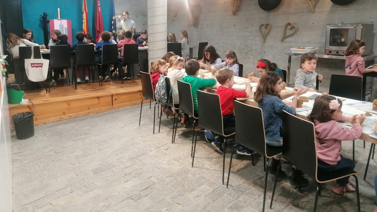 ArtesaniaRM's tweet photo. 🏺 Hoy, en el Centro Regional de Artesanía de #Murcia, 28 niños han disfrutando del taller "Alfareros por un día" con la artesana @VMaccorin 

Consulta nuestra programación especial de Navidad en el siguiente enlace
https://t.co/VxaMFCqziq https://t.co/ADASJMKCYu