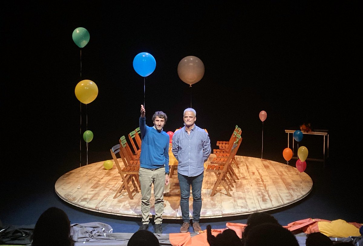 #AplausosTuiteatreros2022 a <a href="/PontFlotant/">Pont Flotant</a> por regalarnos su  biografía y su genealogía en #EclipseTotal , el ensayo conmovedor e íntimo de un posible final, que nos desarmó y nos volvió a rendir a su modo de hacer teatro virtuoso, comprometido, sensible y único. #tuiteatreros