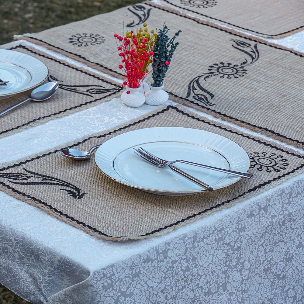 JÜT TAŞ BASKI LALE DESENLİ 5'Lİ SERVİS TAKIMI (35*90 ) (32*44) Jüt doğada %100 bozunur olduğu için geri dönüşümlü ve çevre dostudur. 
Jüt kendinden altın ve ipeksi bir parlaklığa sahiptir. 

🌐 kastamonudogal.com