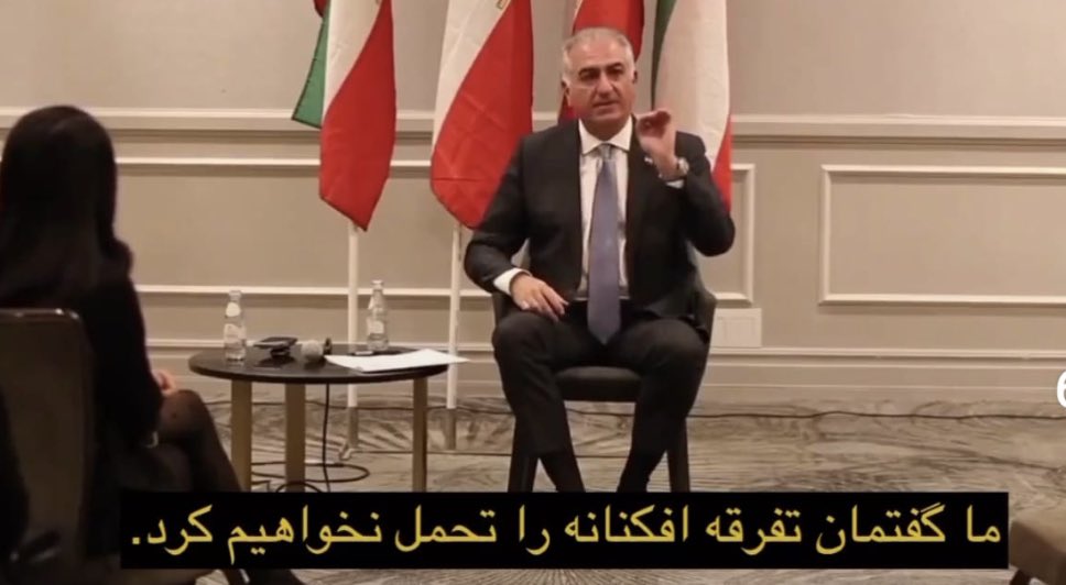 کمتر انقلابی در شرف وقوع دستکاری می‌شود. انحراف این انقلاب اما از روز اول شروع شد؛ از روزیکه «ژینا»ی روی سنگ قبر -که بنا بود «نماد» شود- به بهانه هشتگ تبدیل به «مهسا» شد. «ائتلاف از خارج»، «مرزکشی‌های خمینی‌وار» و دیگر قضایا همه تابعی از این دستکاری اولیه هستند. #ژینا_امینی