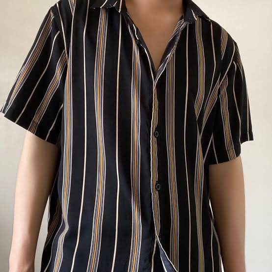 spike__xx's tweet photo. Uniqlo may have everyone on a leash but don’t forget that we also had to live through this SM Smyth clothing agenda haha https://t.co/7MuAuSEThH