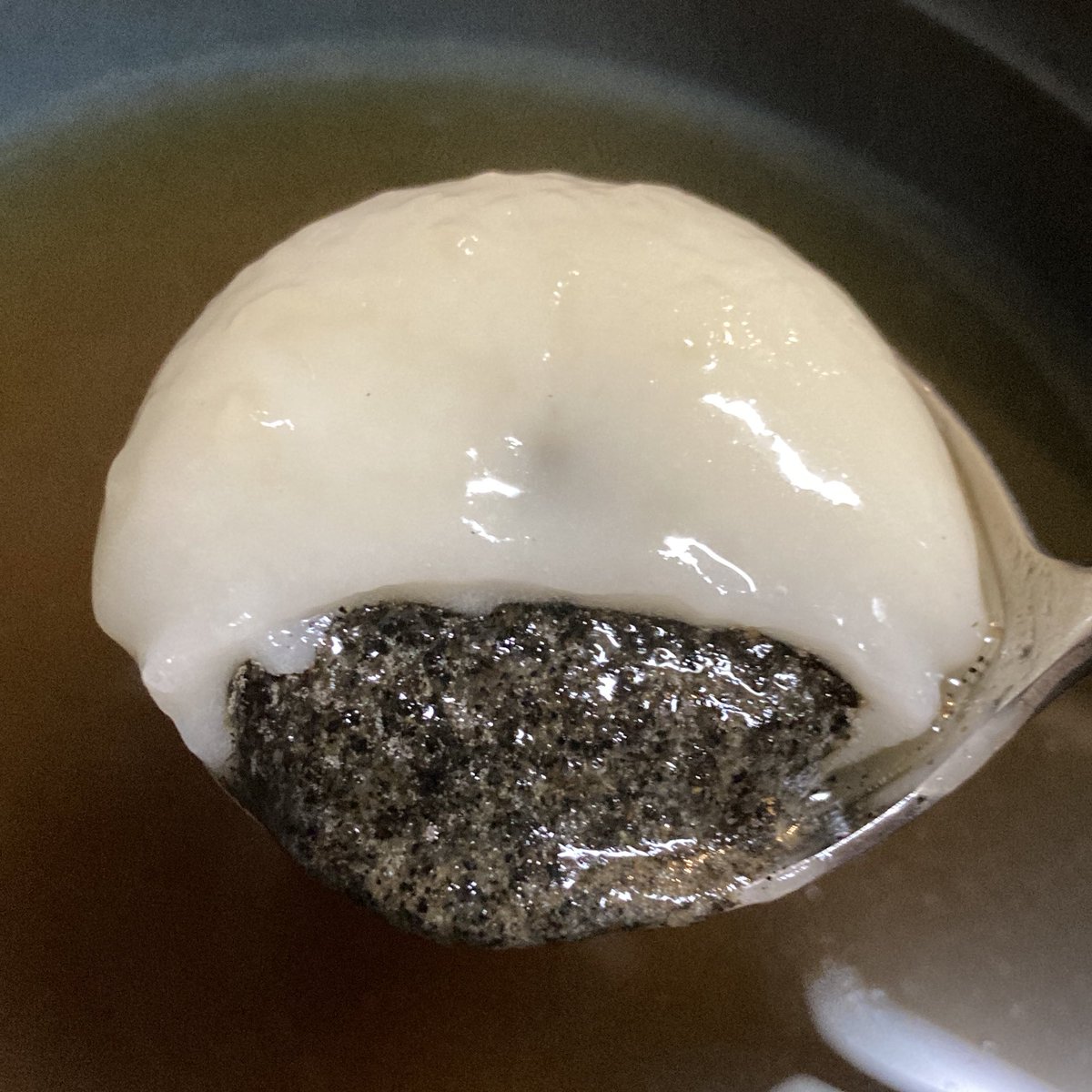 xiaofeiTW's tweet photo. 本当は冬至に食べる「湯圓」だけど、食べたい時に食べる！！写真は黒ゴマ入りの湯圓😊
其實在冬至的時候才吃湯圓，但是想吃就吃！！照片上的是包「黑芝麻餡的湯圓」😊

ちなみに台湾(閩南)語で湯圓は「圓仔(înn-á)」と言いますよ💡 https://t.co/PXDJn1Jmc5