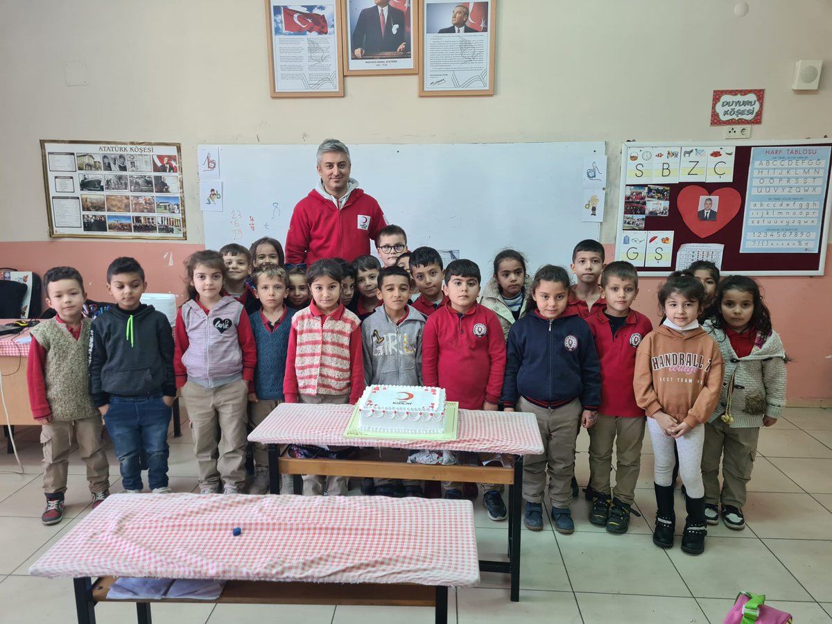 Manisa Sana Kanım Feda Projesi Durasıllı Şehit Mustafa Kozak İlkokulu kan bağışı kampanyasında en çok bağışçı getiren ve sınıf bazında okul birincisi olan sınıfıma Kızılay tarafından pasta hediye edildi🌙🎁🎂  @turkkizilaysalihli <a href="/kizilay/">Türk Kızılay</a>  <a href="/kanverorg/">Türk Kızılay Kan Hizmetleri</a> <a href="/arkanberk/">berkarkan</a>