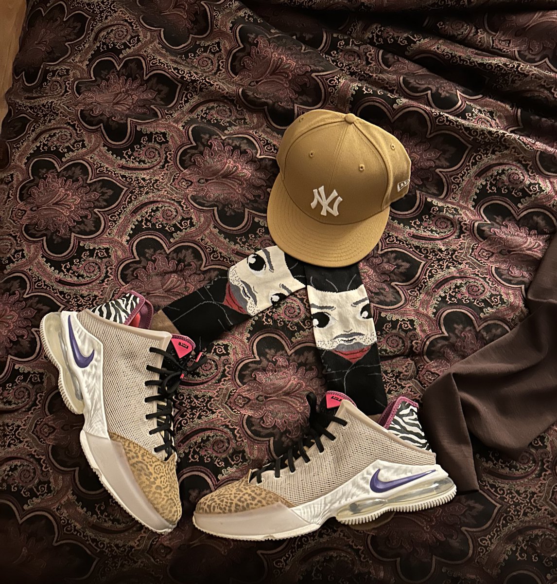DaryleLSmith's tweet photo. Early Morning Grind
#Lebron19👟#YankeeFit🧢
#TheWalkingDeadNegan🧦
@uncle_rjs
@Tyreatt @ahmiryoung
@FrshPhade
@KidFromTheX @CallMeCoachVP @LiCkMyJs @TheDon8708 @LexxDaTurtle @mdeeeeee_ @MagMr44 @CoachWes03 @ALilBitOfEryn @IngloriousGUIDO
@kp0pkicks https://t.co/nullRS9gAY