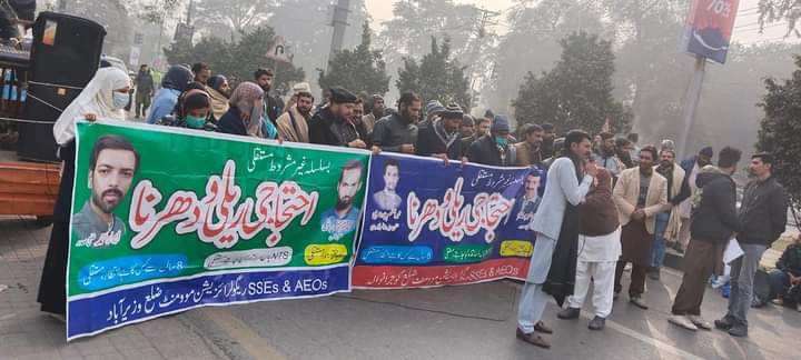 SobiaMa80sgd's tweet photo. #TeachersProtestAtZamanPark
#RegulariseSSEsAEOs
@ChPervezElahi
@ImranKhanPTI
@mooniselahi https://t.co/aB3mM8jc1B
