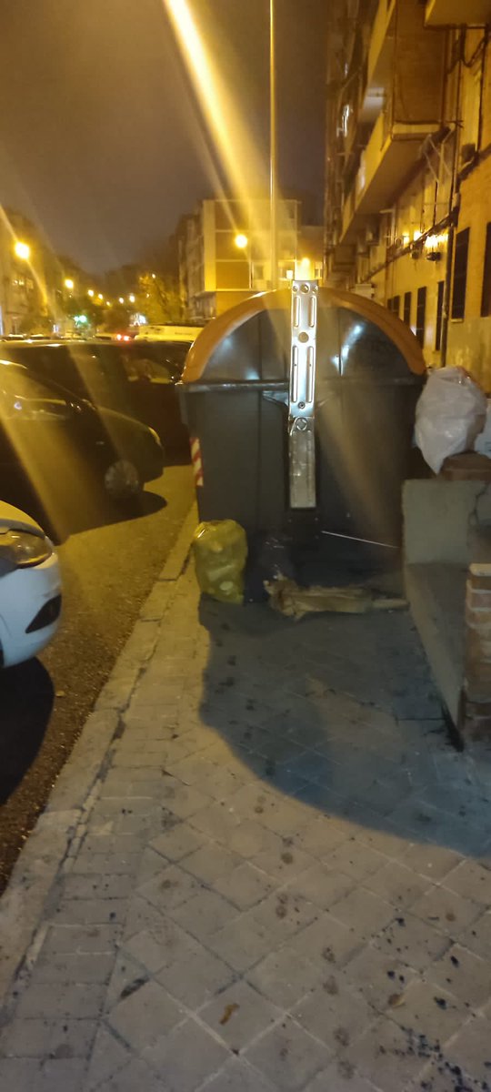 verkius's tweet photo. La inutilidad de @Lineamadrid es pasmosa. Avisos 7448849 a 7448852 para que COLOQUEN EN SU SITIO unos cubos que el propio Ayto dejó en la acera y 9 días después no se ha pasado nadie pero según ellos "ha sido resuelto". https://t.co/qiCRjx5hP9