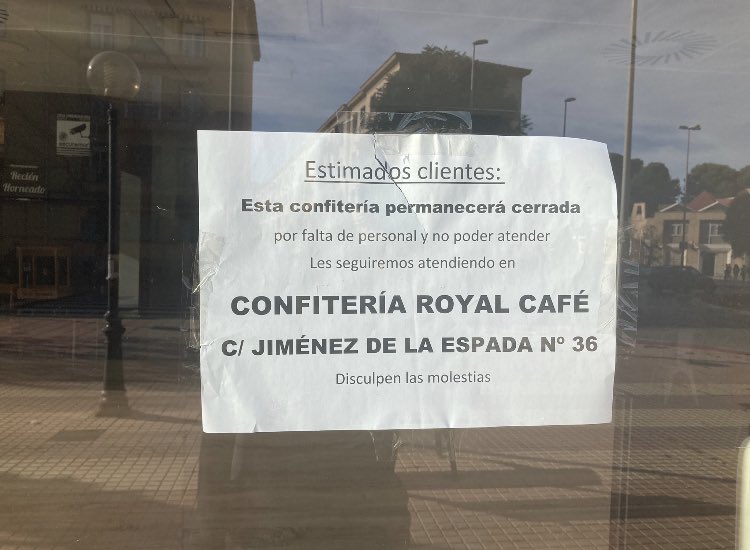 RosaRodaNews's tweet photo. En Cartagena👇No llevaba ni un año abierto el establecimiento y cierra por falta de personal para atender a los clientes. 
Y la patronal hostelera HoyTú y Hostecar bloqueando el convenio del sector. Los trabajadores huyen en cuanto pueden. https://t.co/yY9Mg61tA2