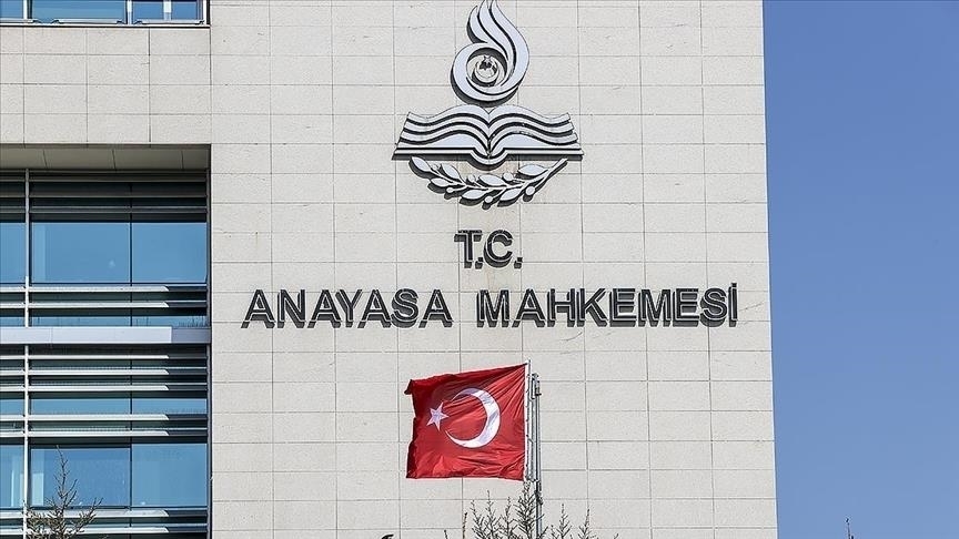 darkwebhaber's tweet photo. Cumhurbaşkanı Erdoğan'a özel bütçe yetkisi veren yasa maddesi anayasaya aykırı bulundu ve Anayasa Mahkemesi tarafından iptal edildi. Yasanın iptaline kadar Cumhurbaşkanı Erdoğan tarafından 296 milyar TL dağıtıldığı öğrenildi. https://t.co/kjw5lKJMqj