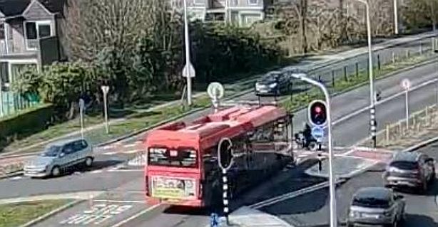 AalsmeerVandaa's tweet photo. Onderzoek toont aan: rotondes #busbaan #Aalsmeer leiden tot onveilige situaties @hovasz  https://t.co/1DjrmJaefN https://t.co/aa7pkOLCSW