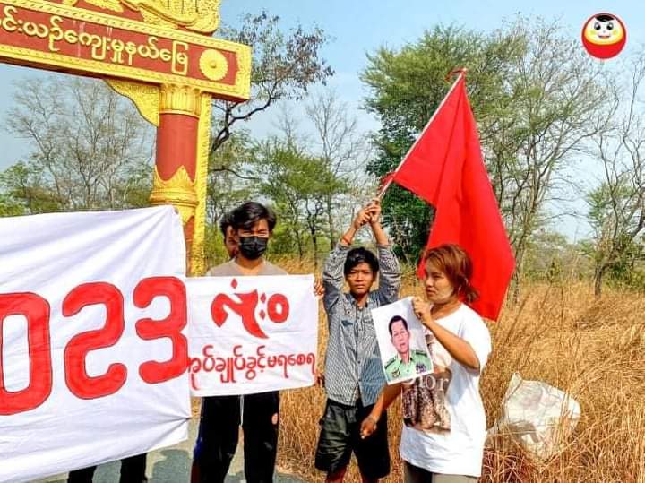 AlexMyanmar13's tweet photo. The members of ANyar Pyit Tine Htaung Group staged an anti-junta protest by burning the photo of murderer Min Aung Hlaing in front of Phowintaung pilgrimage site in Yinmarbin township on Dec 28.

#WarCrimesOfJunta
#2022Dec28Coup
#WhatsHappeningInMyanmar https://t.co/YyuDOpVfZO