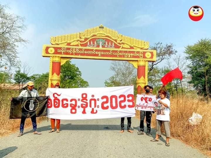 AlexMyanmar13's tweet photo. The members of ANyar Pyit Tine Htaung Group staged an anti-junta protest by burning the photo of murderer Min Aung Hlaing in front of Phowintaung pilgrimage site in Yinmarbin township on Dec 28.

#WarCrimesOfJunta
#2022Dec28Coup
#WhatsHappeningInMyanmar https://t.co/YyuDOpVfZO