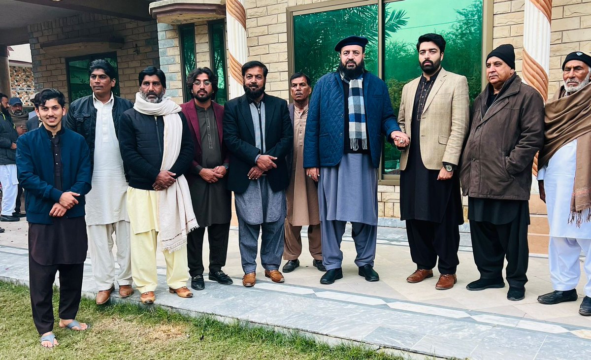 khurammirza77's tweet photo. حضرت امیر عبدالقدیر اعوان 
سلسلہ نقشبندیہ اویسیہ مرکز دارالعرفان منارہ ، چکوال کی
ہمارے گھر جنگس تشریف لائے  پھوپھو جان کا افسوس کیا فاتحہ پڑھی۔۔۔
@AmeerAQAWAN https://t.co/EKq6zJh7fG