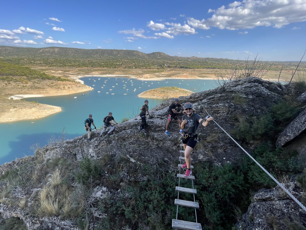🔥 Si os gusta combinar la bici con la aventura, pasaros antes del 15.01.23 por #Sacedón para hacer la espectacular vía ferrata de la Boca del Infierno. La Ruta 11 ZZ pasa muy cerca.
🔹zonazentro.es/las-rutas/ruta…
🔹 turismosacedon.es/via-ferrata-bo… 
¡Planazo para estas #Navidades!