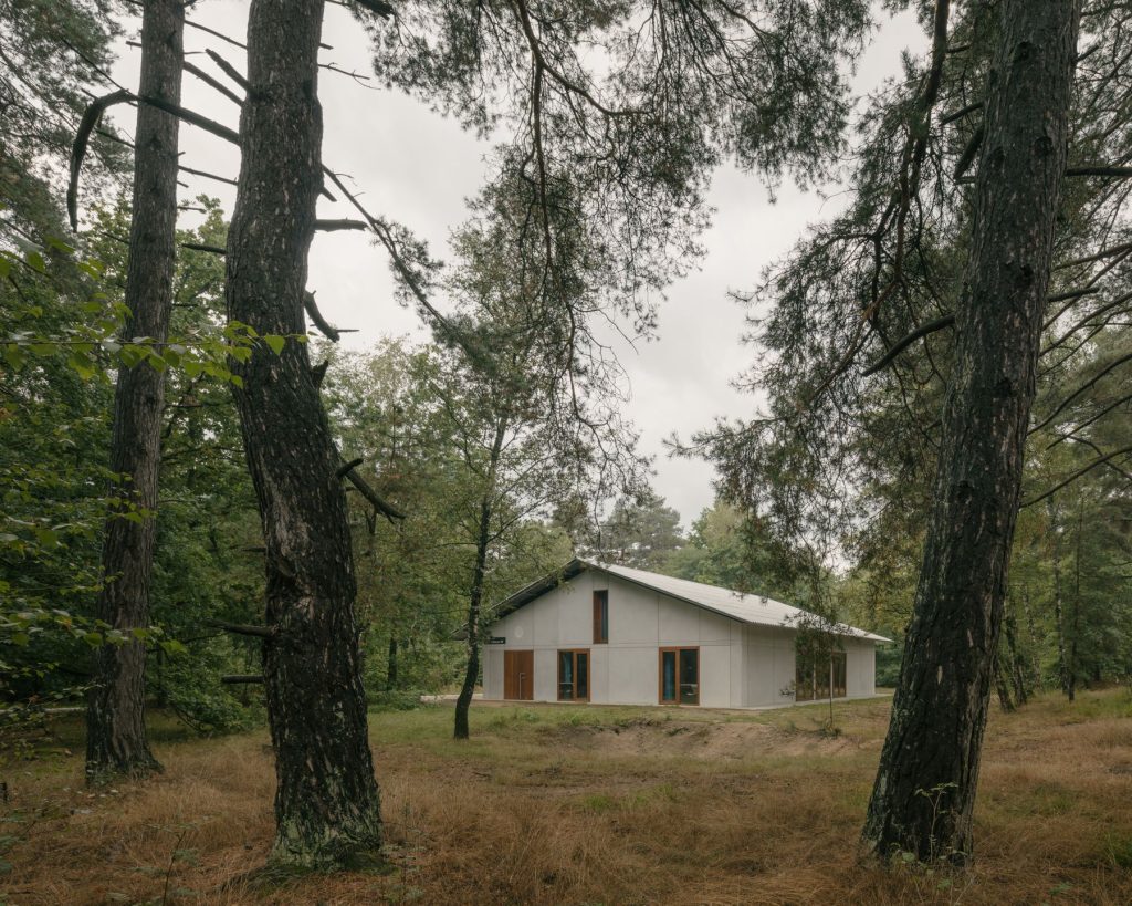 afasiaarq's tweet photo. #dmvA | https://t.co/uaAlkWnAgj | posted by afasia | daily entries on contemporary art and architecture #afasiaarchzine #afasiaarq
DOMAIN DE HOGE RIELEN . Kasterlee dmvA architecten . photos: © Stijn Bollaert Domain De Hoge Rielen is an accommodation center where multifunction… https://t.co/J9VqBIHkUJ