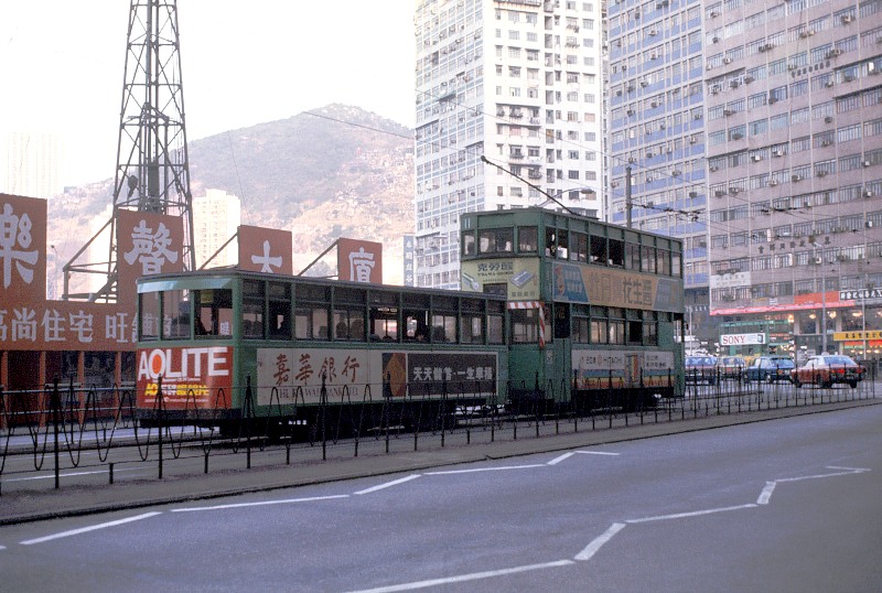 JRUrbaneNetwork's tweet image. I am once again reminded that the HK tramways used to pull single deck trailers. #hktram needs to bring them back, make the trailer a bar or something and have an App so I can see what bars are coming or where my fav ones are. Not my pictures.