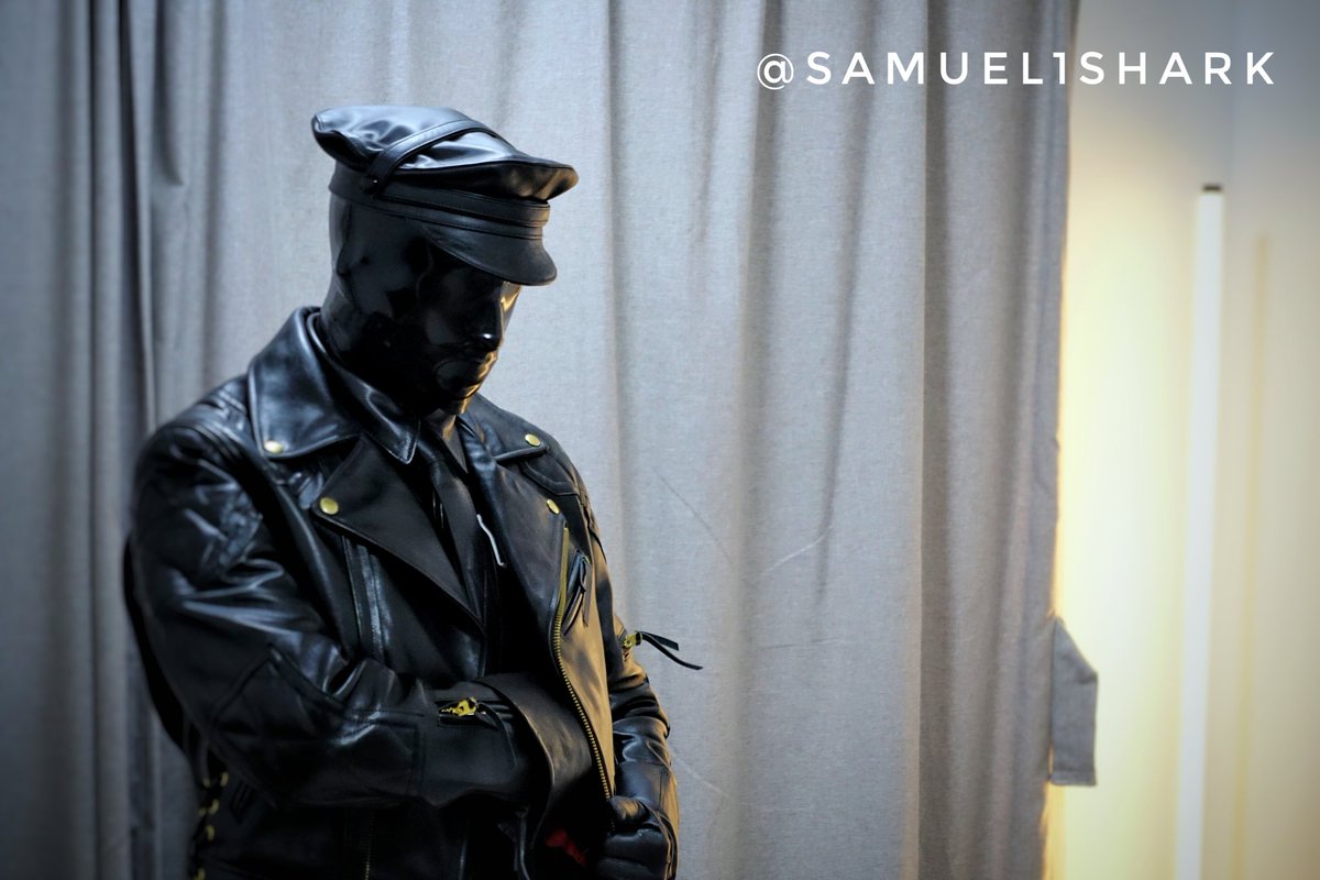 用乳胶模特来展示下我的新皮革。

Show my new leather uniform with my rubber slave.