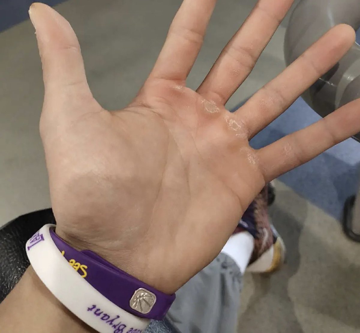 BPXZ1999's tweet photo. Twitter第一条推：之前打完球被哥们偷拍的照片（孙哥这b🦶超级臭打完换鞋都不敢坐他旁边）现在搞科研没啥时间打球，估计只有手上的老茧记得我曾在球场驰骋吧……

新手上路推特，欢迎关注点赞评论～会草��的打桩机，嘿嘿😈
#体育生 #1s #科研打工人 #篮球 #白皮 https://t.co/ZNSOHYJBmi