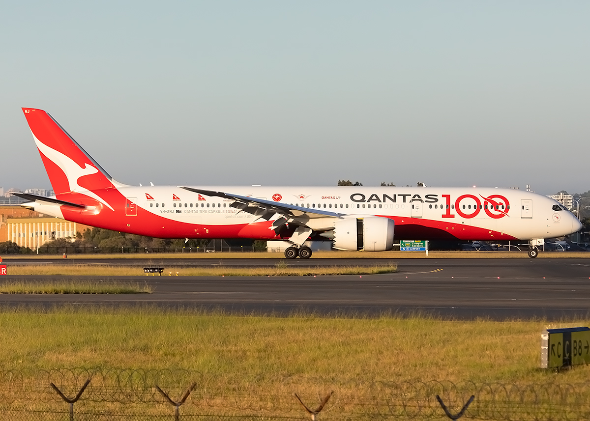 Biggles787's tweet photo. Boeing 787-9 VH-ZNJ as flight QF12 under reverse on #34L at Sydney yesterday morning. #Planespotting #Qantas https://t.co/79Q5lKJPBe