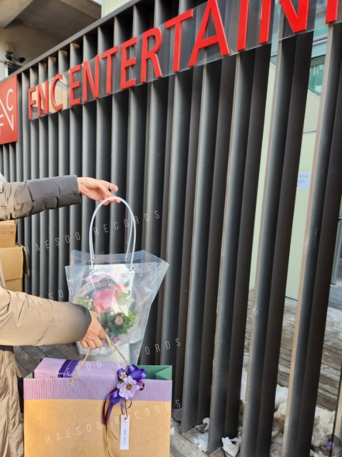 haesoorecords's tweet photo. Delivery of GIFTS FOR SNOWDROP's FIRST ANNIVERSARY
β Jung Hae In at FNC Entertainment https://t.co/KFjHCI6jw9