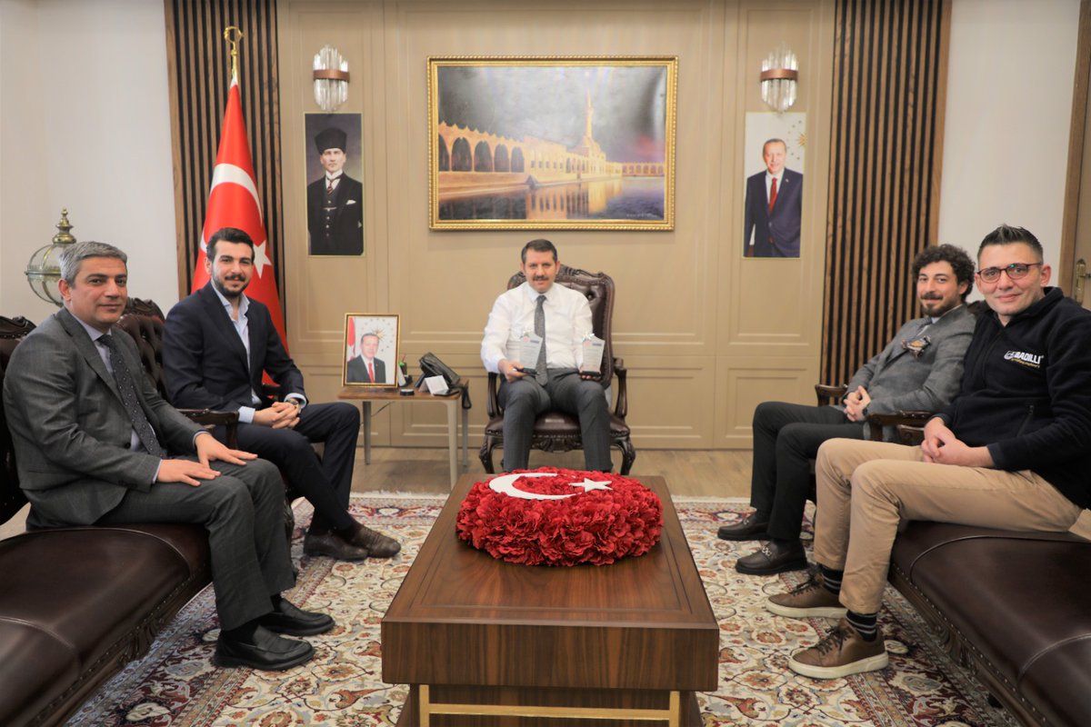 UrfaValiligi's tweet photo. Valimiz @valisalihayhan;

OSBÜK ve @TCSanayi tarafından düzenlenen ''OSB’nin Yıldızları'' ödül programında, Bakanımız Sn. @varank’tan 2 kategoride ödül alan

📌Badıllı Makine Mühendislik Firması yetkililerini makamında kabul ederek başarılarından ötürü kendilerini tebrik etti. https://t.co/3iUiW5lyfY