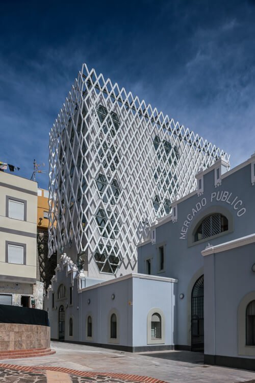 CommozioniA's tweet image. BUILDING FOR CHANGE - The architecture of creative reuse di #RuthLang

Come possiamo costruire un futuro sostenibile in un&apos;epoca di cambiamenti climatici e risorse in diminuzione?

Ricostruire e riconvertire gli edifici esistenti

Vecchio Mercato di Melilla, centro polifunzionale