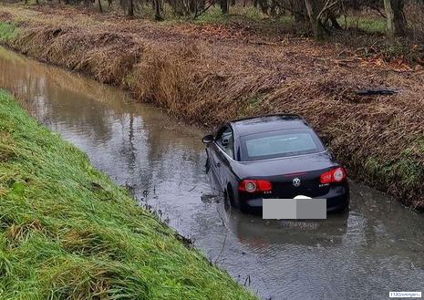 Ongeval op de A7 bij Groningen, auto raakt te water

112groningen.nl/344428/groning…