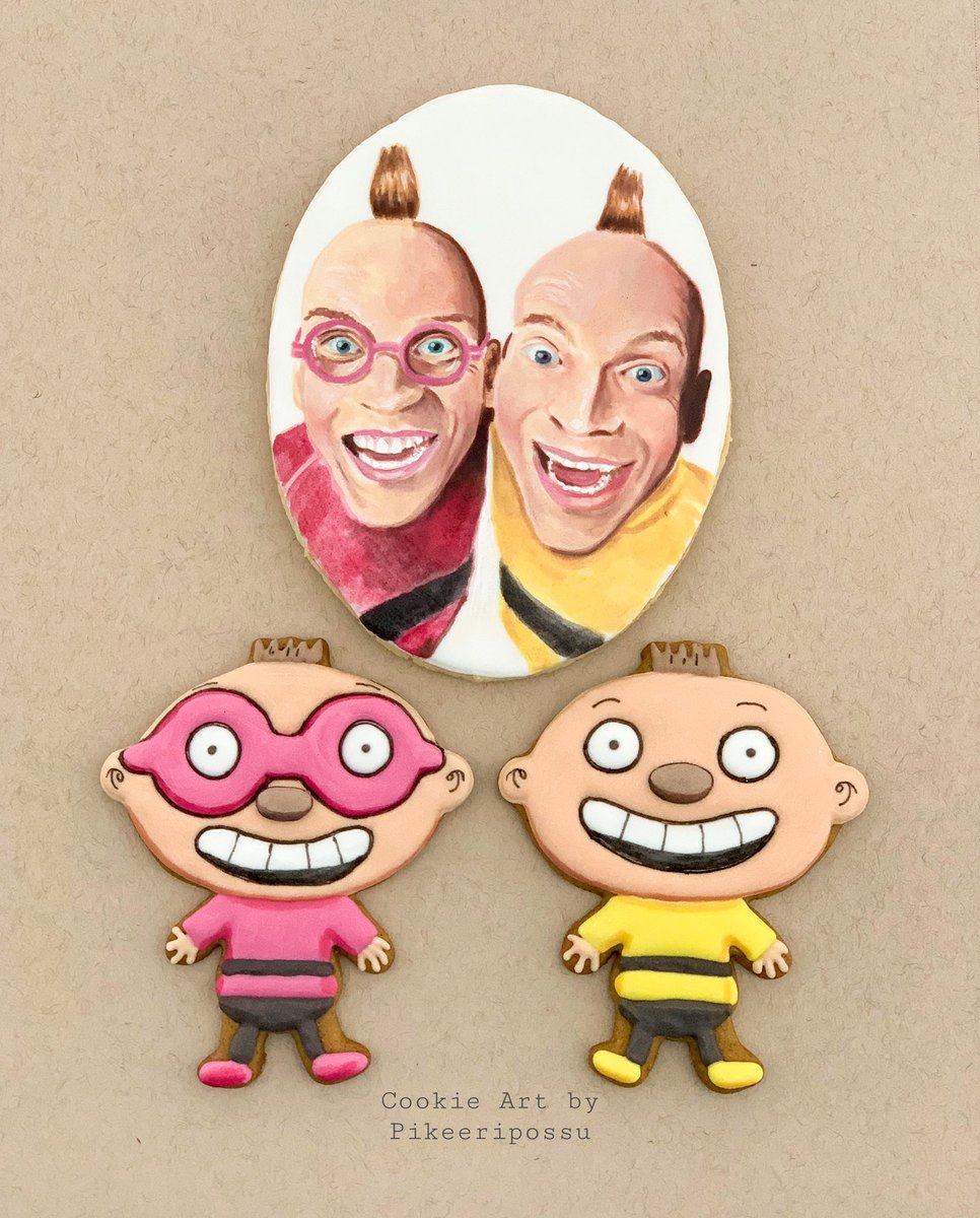 NoresLaura's tweet photo. Kanelia kainaloon, Tatu ja Patu -piparit meidän 5-vuotiaalle Tatu&amp;Patu-fanille. 💗💛 Hahmopiparit koristeltu pikeerillä. Iso keksi kuorrutettu pikeerillä &amp; käsinmaalattu elintarvikeväreillä. #tatujapatu #piparit #leivonta #keksitaide https://t.co/AKQGJiiK77