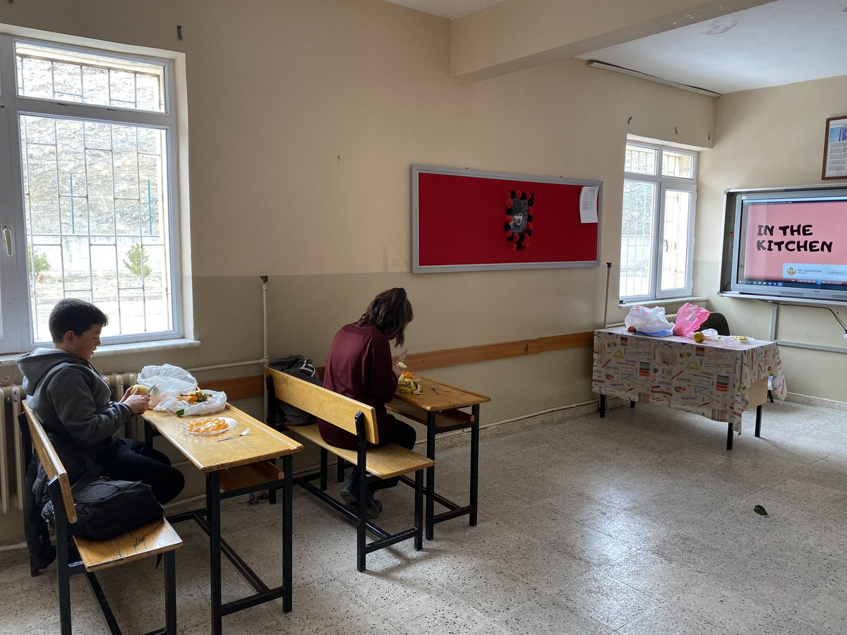 sehit_toy's tweet photo. Valiliğimiz himayesinde yür��tülen hedef projesi kapsamında  öğrencilerimizle “ Let’s make a fruit salad” etkinliğimizle meyve salatası yaptık ve “in the kitchen” ünitemizi yaparak-yaşayarak  tekrar ettik. @Sivas_HEDEF @valisimsek @sivasvaliligi https://t.co/Y92aNX04id