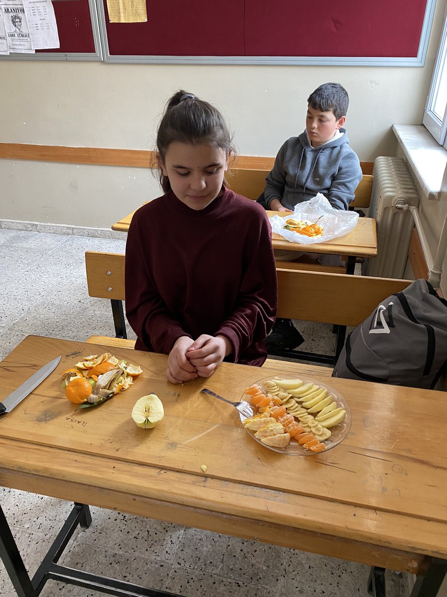 sehit_toy's tweet photo. Valiliğimiz himayesinde yür��tülen hedef projesi kapsamında  öğrencilerimizle “ Let’s make a fruit salad” etkinliğimizle meyve salatası yaptık ve “in the kitchen” ünitemizi yaparak-yaşayarak  tekrar ettik. @Sivas_HEDEF @valisimsek @sivasvaliligi https://t.co/Y92aNX04id