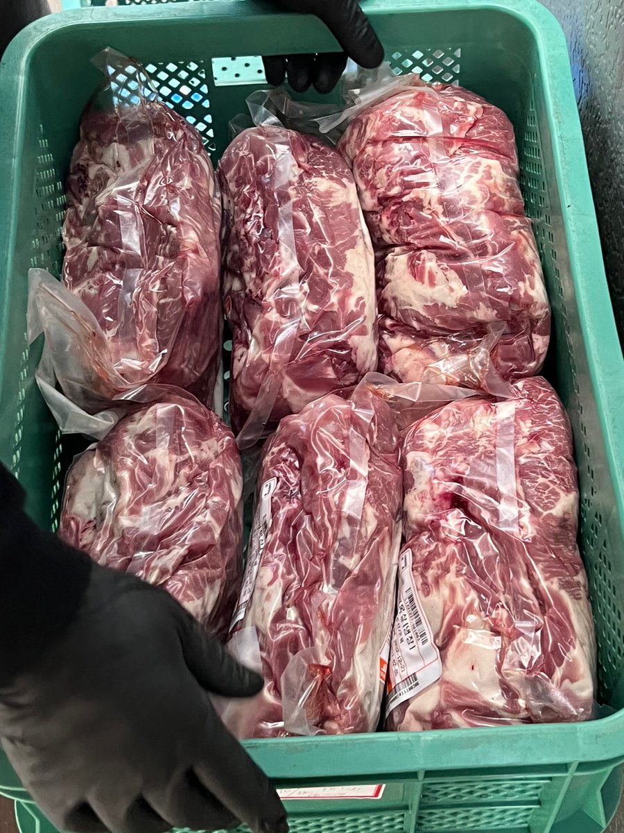 여러분 제가 서울 은평구에 진짜..진또배기 제주도 흑돼지 집을 다녀왔거든요. 부탁드립니다 타래로 쭈욱 꼭 보세요...아직도 여운이 가시지 않아요. 이렇게 깨끗한 고깃집은 처음입니다. 목살과 김치볶음밥이 X미친집...

📍서울 은평구 응암로13길 11-10 1층
📍흑돼지 직화구이 전문점 제주마실