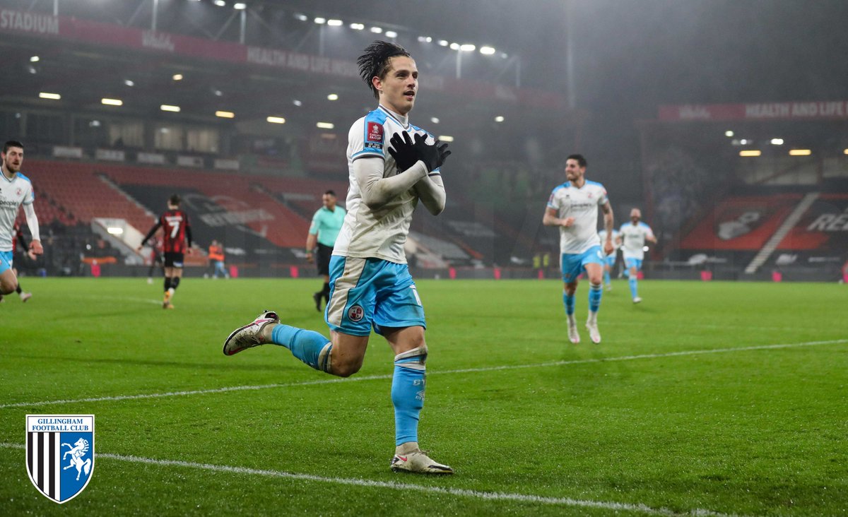 TheGillsFC's tweet image. Happy with this, #Gills fans? 📸

#WelcomeTom ✍️