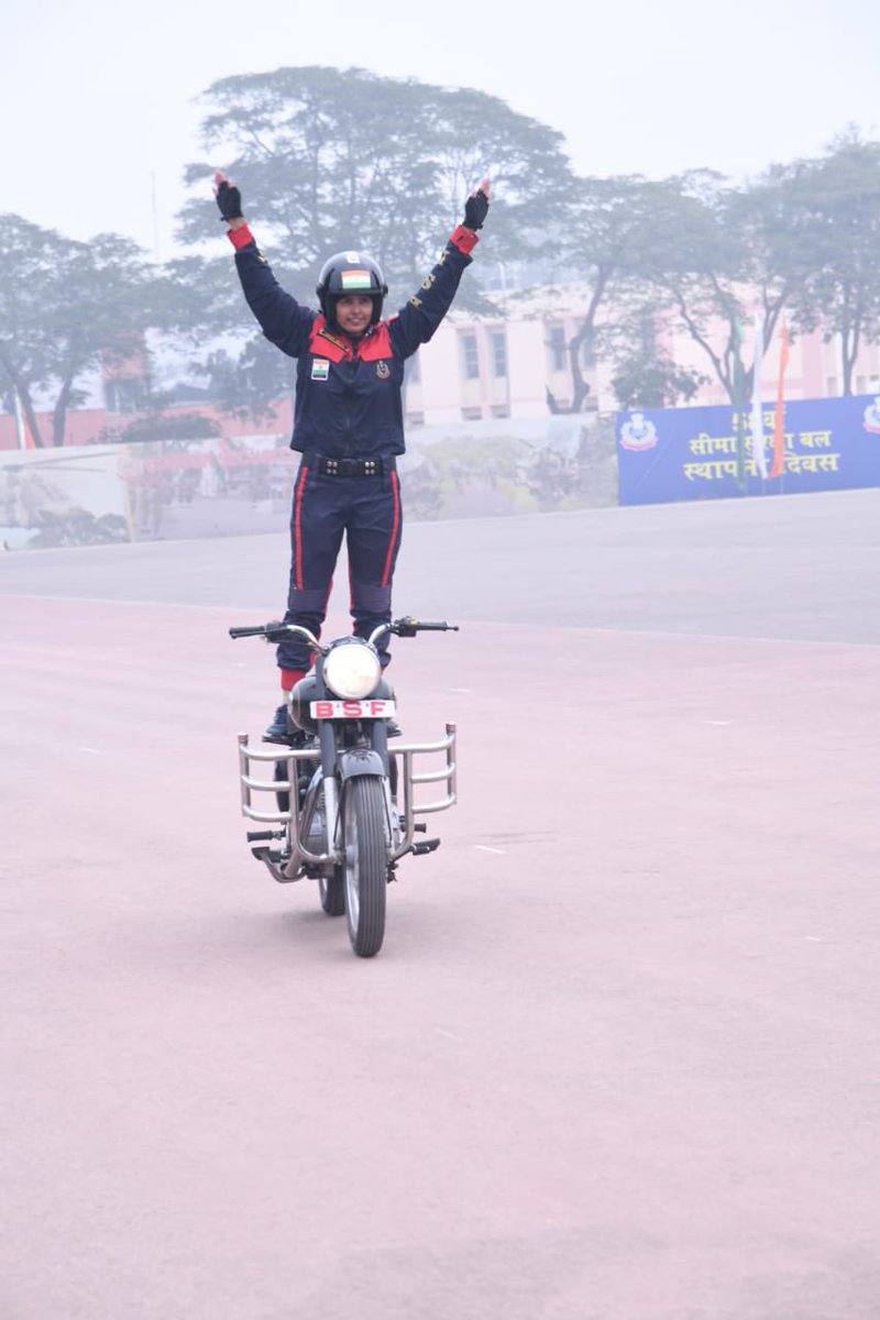 SeemaBhawaniBSF's tweet photo. Seema Bhawani BSF team member, CT/M Usha Devi sets #LimcaWorldRecord for 'MOBILE PT STANDING ON SIDE BRACKET OF ROYAL ENFIELD 350CC (SOLO EVENT)' by riding without break for 2 hr 26 min 21 sec covering 67.1 Km on 26 dec,2022. https://t.co/BPuXNziSuA