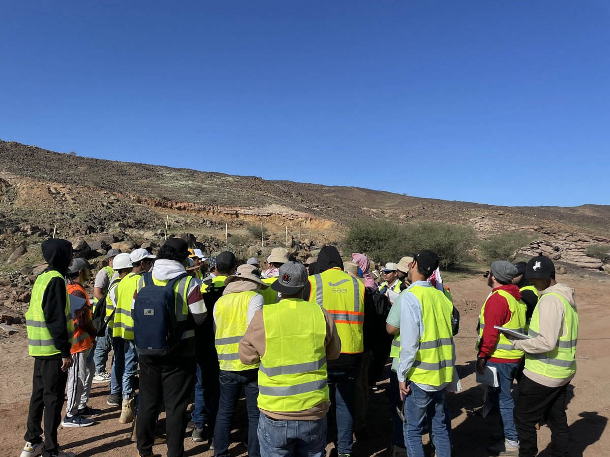 #يحدث_الآن  
رحلة لمقرر جيولوجيا حقلية ESR202 
للتعرف على أنواع الصخور الرسوبية والتراكيب المصاحبة لها مع سعادة 
أ.د.رشدي تاج 
أ.د.حمدالله ونس 
د.مراد رجب 
د.محمد خليل 

#كلية_علوم_الأرض 
#جامعة_الملك_عبدالعزيز