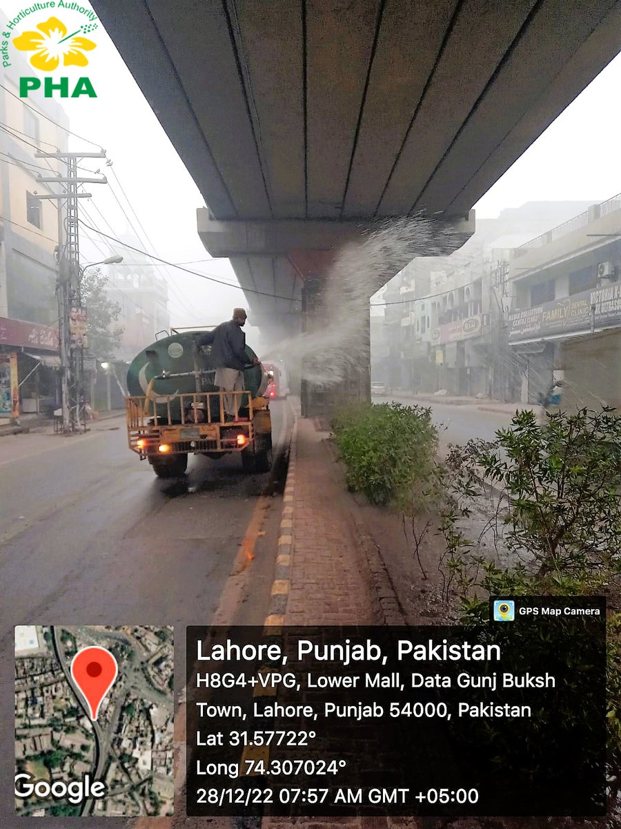 PhaLhr's tweet photo. فضائی آلودگی اور سموگ کے خاتمہ کے لیے پی ایچ اے کی واٹر ٹینک گاڑی سبزہ زار , داتا گنج بخش اور جوہر ٹاون کے مختلف علاقوں کی گرین بیلٹس ، درختوں اور پودوں کو واش کررہی ہے۔
#treewashing
#Lahore https://t.co/PRpcpGJ2fl