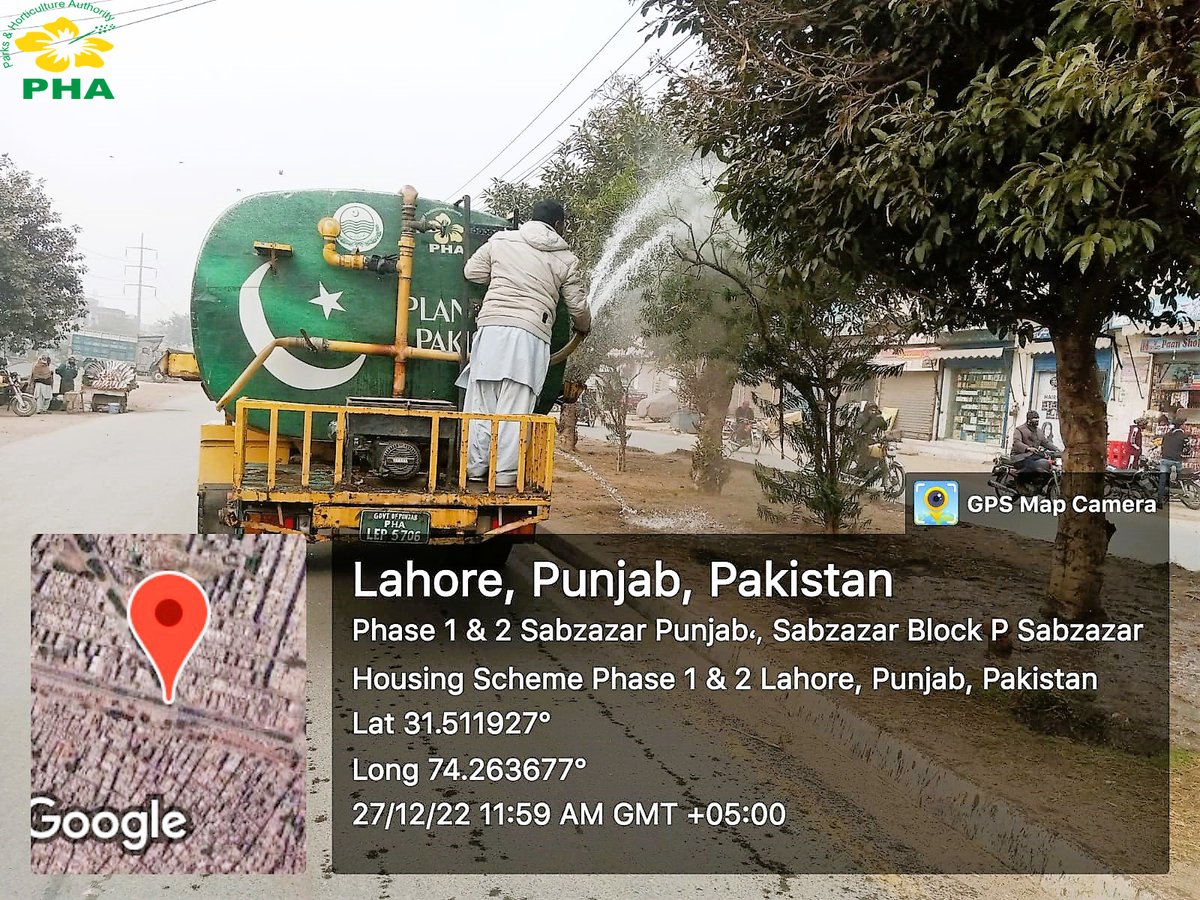 PhaLhr's tweet photo. فضائی آلودگی اور سموگ کے خاتمہ کے لیے پی ایچ اے کی واٹر ٹینک گاڑی سبزہ زار , داتا گنج بخش اور جوہر ٹاون کے مختلف علاقوں کی گرین بیلٹس ، درختوں اور پودوں کو واش کررہی ہے۔
#treewashing
#Lahore https://t.co/PRpcpGJ2fl