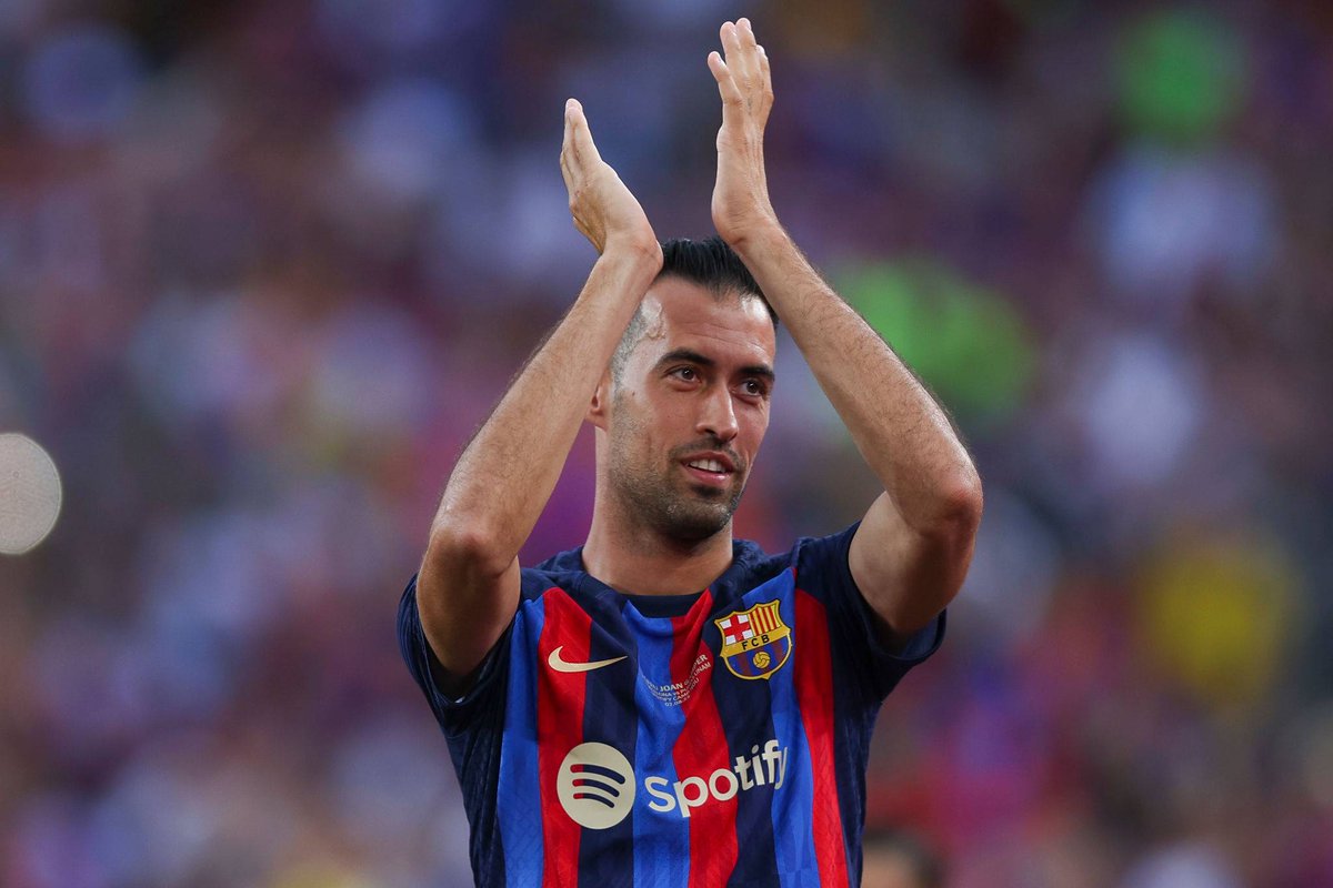 BarcaTimes's tweet photo. 🚨🚨🎖| Sergio Busquets is now considering the option of RENEWING at Barça after holding talks with Xavi. [@martinezferran] #fcblive https://t.co/ZNtMW0iRXD