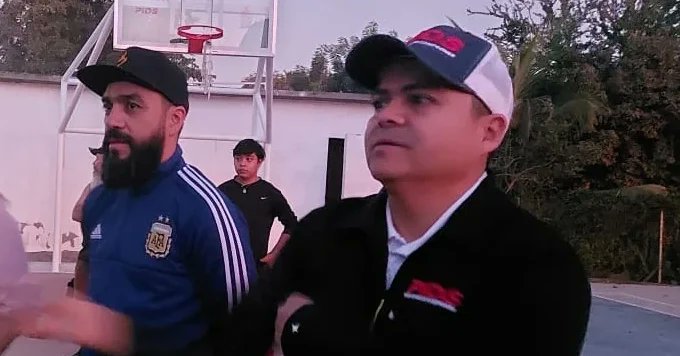 PidsSinaloa's tweet photo. David Vargas, presidente del PIDS en coordinación con el alcalde de Culiacán, Juan de Dios Gámez y su director de deportes, Alberto Beltrán, entregó una cancha rehabilitada en su totalidad en el ejido la Mojonera, El Dorado, Sinaloa. 

#PIDS #Sinaloa #Deportes https://t.co/7ifeQHrTNQ