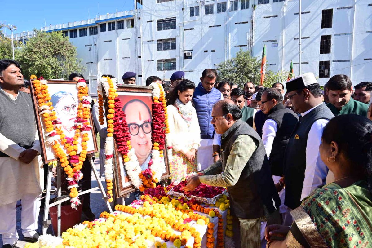 भाजपा पितृपुरुष श्रद्धेय कुशाभाऊ ठाकरे जी एवं मध्यप्रदेश के पूर्व मुख्यमंत्री श्री सुंदरलाल पटवा जी की पुण्यतिथि पर आज भाजपा प्रदेश कार्यालय में मुख्यमंत्री श्री <a href="/ChouhanShivraj/">Shivraj Singh Chouhan</a> एवं भाजपा वरिष्ठ नेता श्री <a href="/jhaprabhatbjp/">Prabhat Jha</a> ने उनके चित्र पर पुष्पांजलि अर्पित की।
