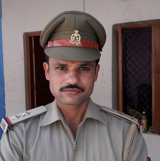 firsteyenewslko's tweet photo. #लखीमपुर

लखीमपुर में छात्रा को लेकर दारोगा फरार हुआ

बहला फुसलाकर छात्रा को लेकर दारोगा फरार 

ड्यूटी से गायब होने पर चौकी से लाइंस भेजा गया था

पलिया चौकी में इंचार्ज पद पर तैनात था जगेंद्र सिंह https://t.co/8Zi7hEKV4m