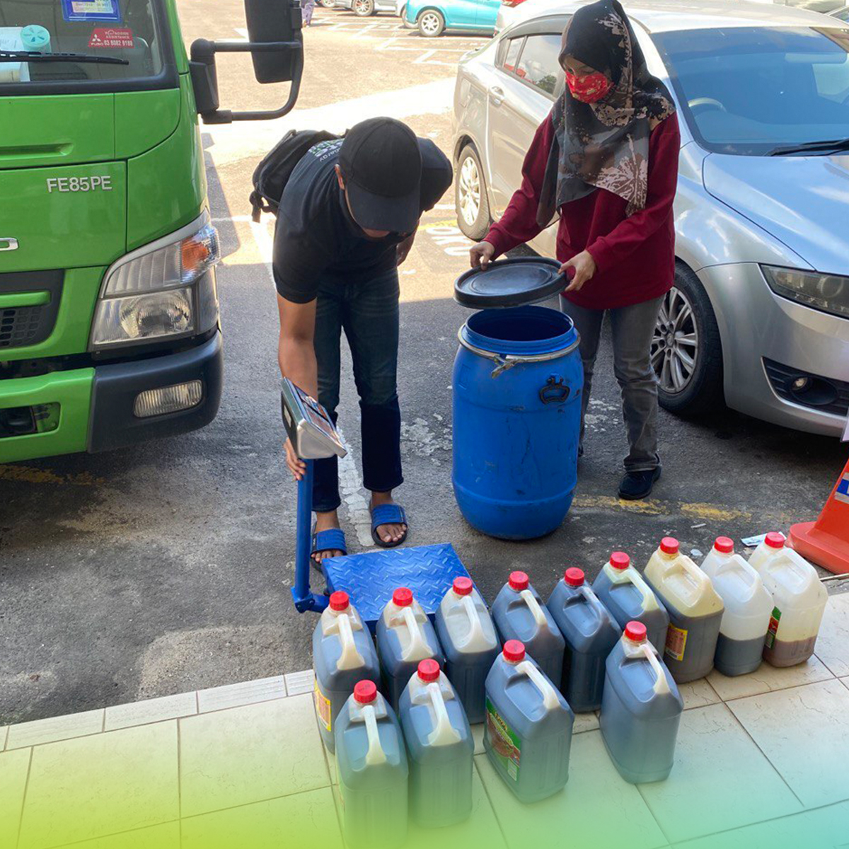 FatHopesEnergy's tweet photo. Small changes can lead to big progress! 🌍🌳

The concern of 4 female students from UiTM Segamat to protect the environment has come to a beautiful success when they managed to collect a number of 75 kg of used cooking oil from the university's community. https://t.co/6j2ioznYuj