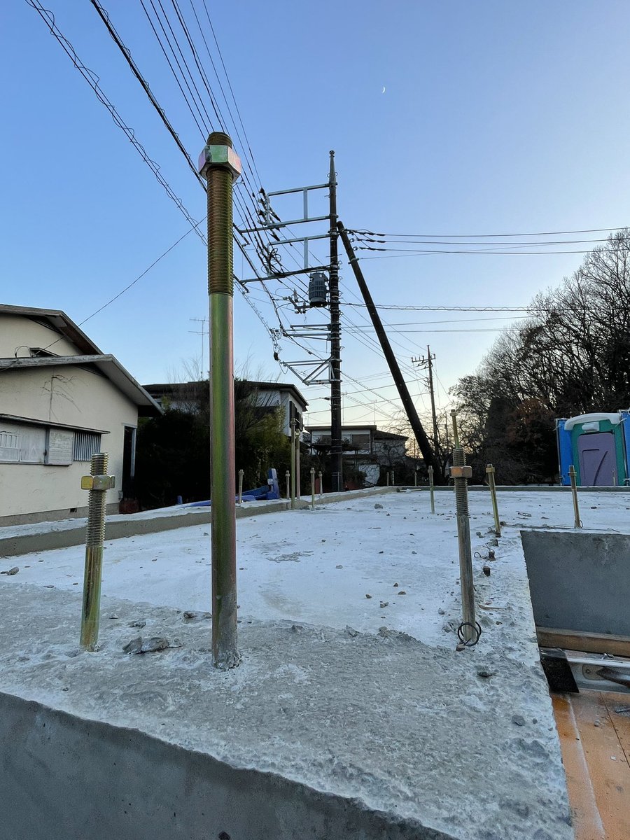 LABSHIB's tweet photo. 今日はikmo設計の住宅の配筋検査に行きました。先日の住宅と似た敷地で半地下採用のデザインです。構造事務所の方も来て、小さい敷地に高密度です。シバタ https://t.co/Am1izi2oax