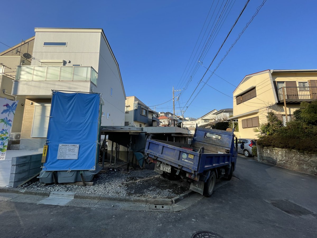 LABSHIB's tweet photo. 今日はikmo設計の住宅の配筋検査に行きました。先日の住宅と似た敷地で半地下採用のデザインです。構造事務所の方も来て、小さい敷地に高密度です。シバタ https://t.co/Am1izi2oax