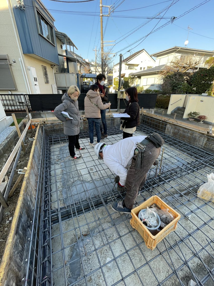 LABSHIB's tweet photo. 今日はikmo設計の住宅の配筋検査に行きました。先日の住宅と似た敷地で半地下採用のデザインです。構造事務所の方も来て、小さい敷地に高密度です。シバタ https://t.co/Am1izi2oax