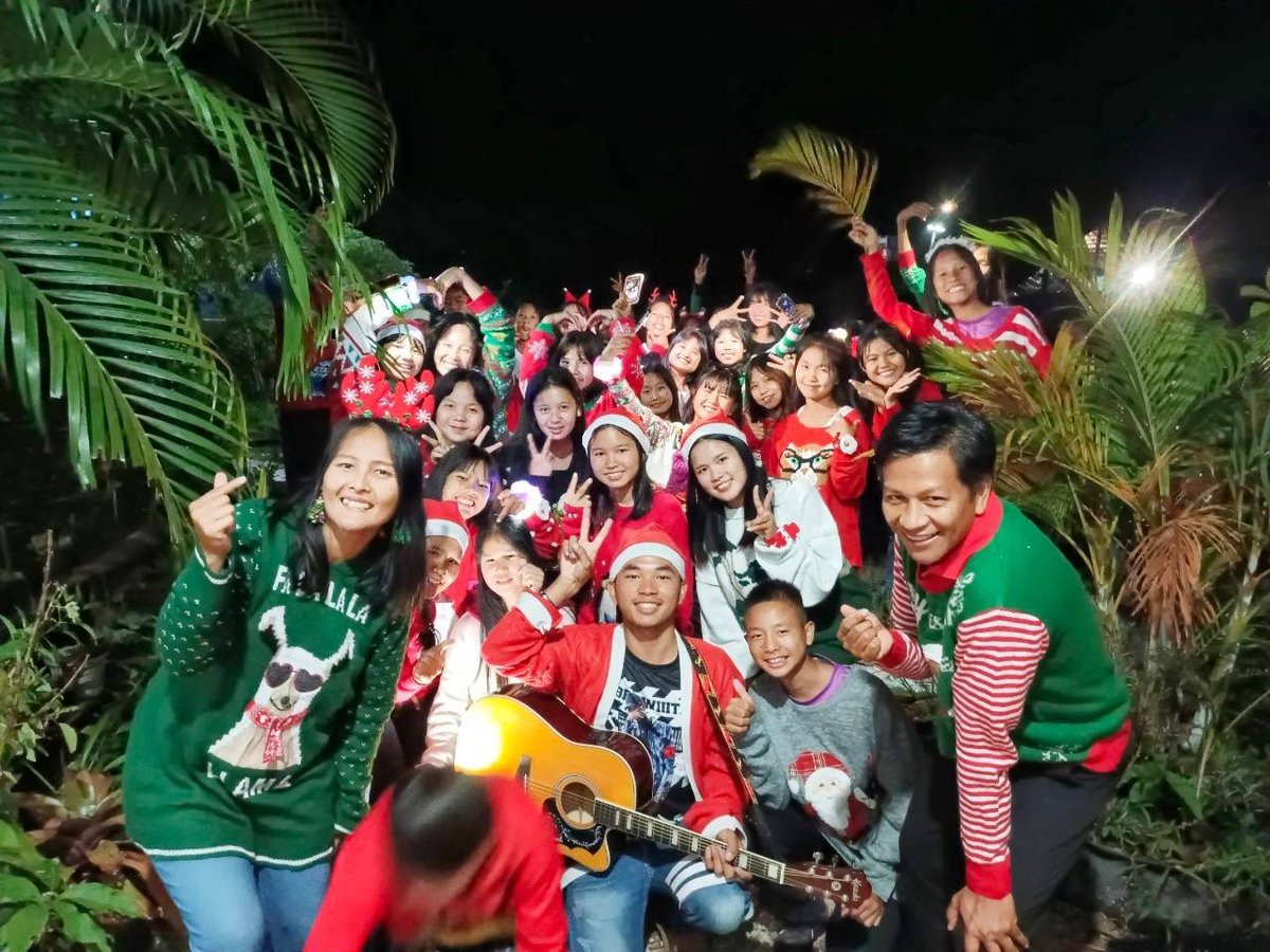 ArtforEarthDAO's tweet photo. Christmas-themed clothes donated by Chinese https://t.co/UHi7m8aadI