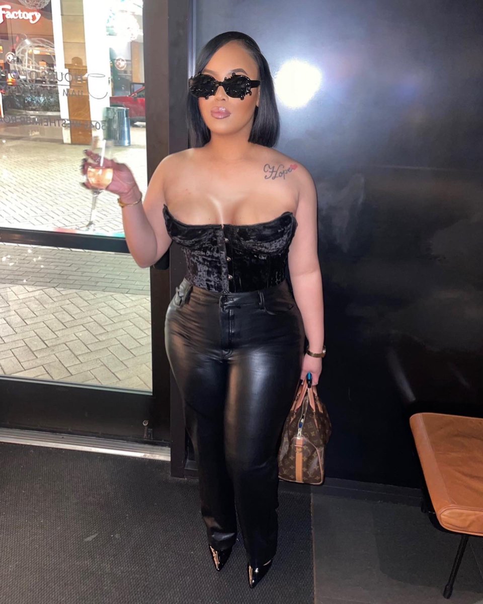 _ForeveaMonieee's tweet photo. Capricorn Szn 🥂 https://t.co/UcXEjoZLSG